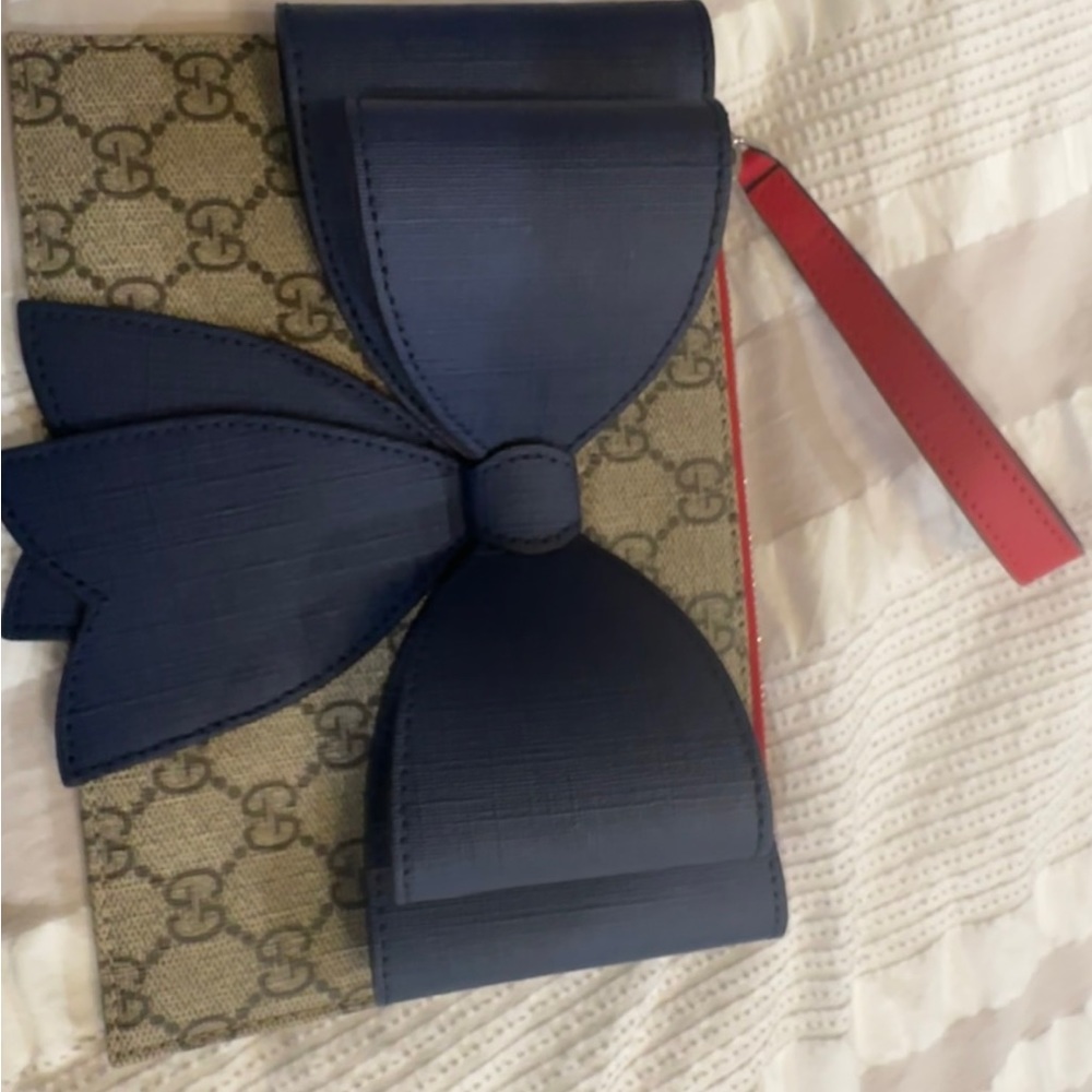 Gucci wristlet small clutch. Never worn.